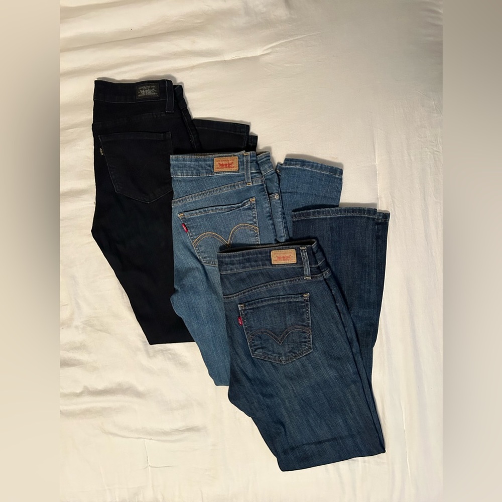Levi’s jeans - the original blue Jean! Selling in a 3 pack!! Gently used!!